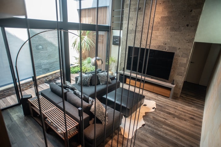 階段の手すりは、カッコよさと安全性を両立させるデザイン